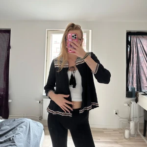 Otrolig blus - Säljer denna otroliga blus som kan knytas framtill, helt oanvänd! Fraktar omgående 💕💕