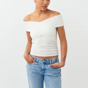 Gina off-shoulder topp soft touch - Gina off-shoulder topp i den populära serien soft touch, strl M slutsåld överallt 🎀