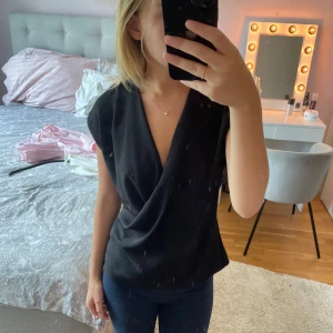 Svart blus ifrån Zara💗 - Säljer nu denna super snygga blusen ifrån Zara, i bra skick då den knappt har används!💗