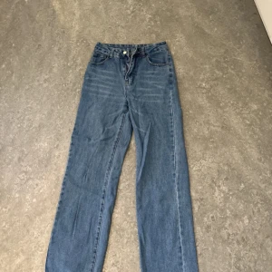 Raka jeans  - Bra skick, perfekt längd för mig som är 165