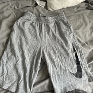 Nike barn shorts  - Bra skick, barn storlek M, 137-147cm