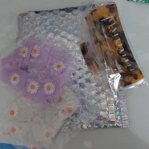 Köp en present till nån du får två sgrunches och en hårklämma💗 - 💗