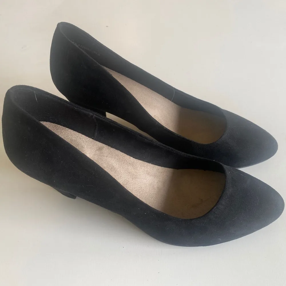 So All black pumps, barely worn. Originally bought for 500kr.. Skor.