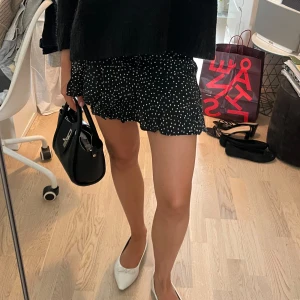 prickig kjol - Från Zara storlek Xs. Knäppning vid sidan och knytning runt midjan. Inbyggda shorts som inte syns när man har på sig kjolen 