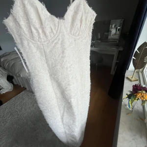 vit långklänning  - Sååå fin långklänning som jag fick i fel storlek och kunde inte byta! Nypris 900, prislappen är kvar. (slits där bak)