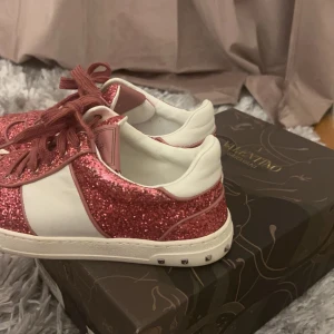 Valentino skor - Säljer mina jättefina valentino flycrews i en jättefin mörkare rosa färg, storlek 37 men passar även mig som har 38, en nit har lossnat men inget man tänker på, annars är de i jättefint skick, box medföljer!