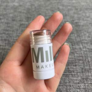 Säljer min milk bronzer då jag verkligen inte gilla färgen, köptes nu i helgen på Lyko Drottninggatan så skickar med orginalförpackning. Jag har kvitto. 💗 Den är testad på en nytvättad hand och inte dragen på ansiktet nått! 💗 Annonsen finns på Vinted