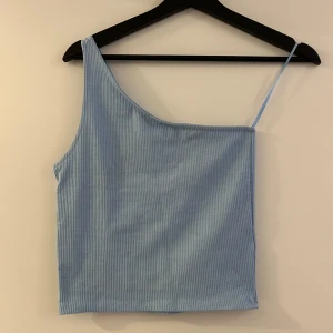 One-shoulder topp - One-shoulder topp i fint skick. Använd en gång