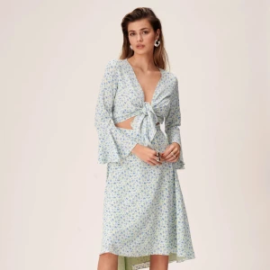 Adoore Riviera Dress strl 36 - Adoore Riviera Dress i storlek 36. Ljusgul/blå färg som inte längre säljs. Så fin och perfekt sommarklänning! 🩷Aldrig använd och har alla lappar/tags kvar.  Säljes pga för liten. Kan även tänka mig byte till en i storlek 38.