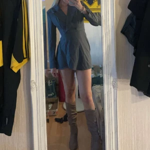 Grå kavaj klänning - Grå kavaj liknande klänning ifrån Cider. Storlek xs, passar även mig som e en S. Har tyvärr inte kommit till användning. Lapparna sitter kvar 