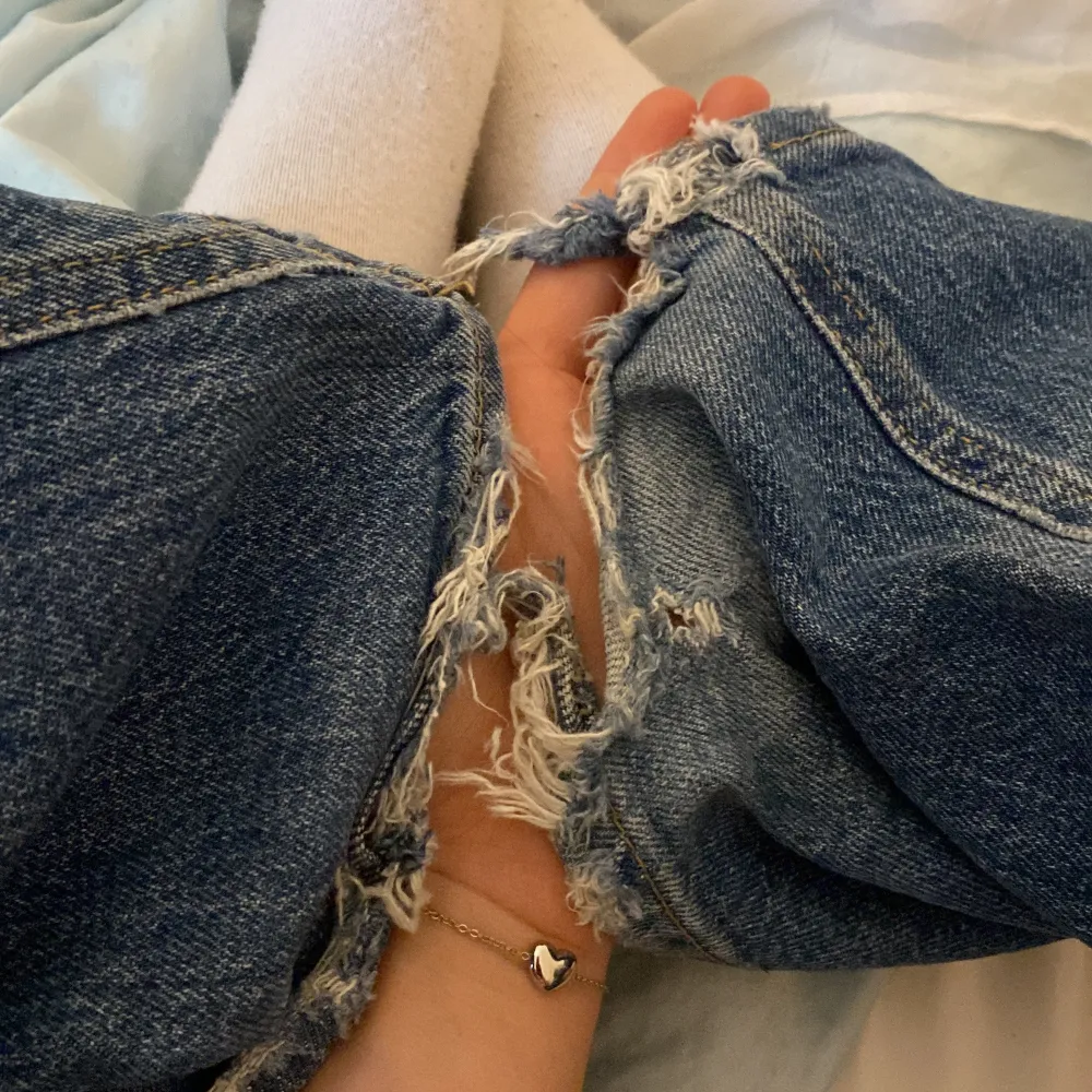 Ganska långa jeans nästan aldrig använda Inga defekter förutom nere vid foten  (se bild nr4) Säljer för dem inte kommit till andvändning senaste halvåret. Jeans & Byxor.