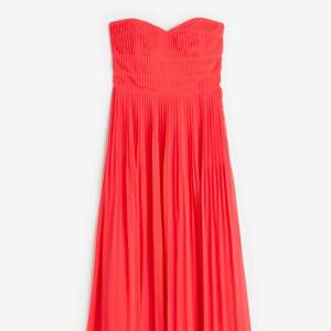 Säljer denna så fina bandeau klänning i en korall/rosa färg, lappen kvar men hann inte lämna tillbaka den, säljer då den tyvärr är för liten🧡❤️original pris 600