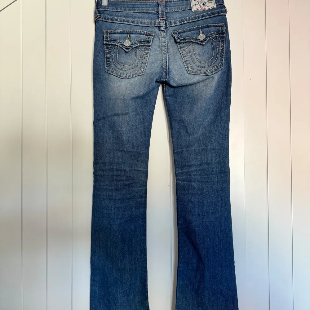 Ett par galet snygga boot cut jeans från True Religion!!  Knappt använda, alltså i nyskick, i strl 26😻  Säljer då de tyvärr inte längre kommer till användning. . Jeans & Byxor.