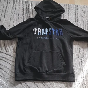 Trapstar hoodie,Säljer den för att den inte passar mig längre jag har anvät den en gång,den har inga problem och pris kan diskuteras. - Storlek S