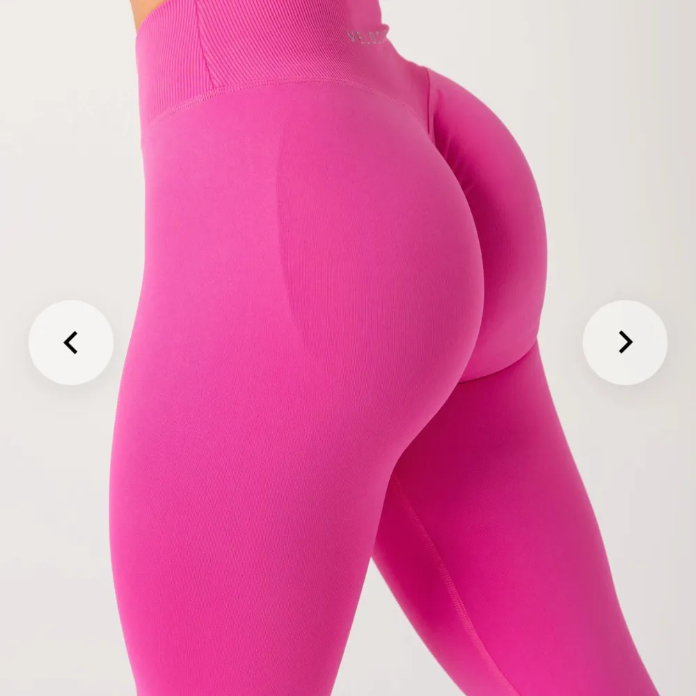 Färg: Bubblegum (Rosa) Storlek: S  Helt nya leggings med V formad midja och Scrunch. Köpta från Australien, för 76 AUD + frakt, tull och skatt avgifter.   https://velocityactivewear.com.au/products/ultimate-seamless-scrunch-leggings-3-0-bubblegum . Sportswear.