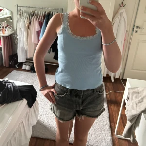 Gråa jeansshorts - Gråa jeansshorts som bara har används några gånger från pull and bear🙏😍 Säljer då jag har tröttnat på dem🥲 Storleken är S men jag skulle säga att de är lite stora på mig som vanligtvis har S så de kan passa M bättre💗💞