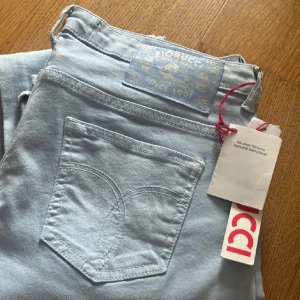 Snygga jeans 💕💕 - Super fina jeans💕storlek S/M Skriv för fler bilder 💕💕💕 Tryck inte på köp nu!!🩷