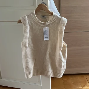HELT oanvänd väst - Helt oanvänd stickad beige väst från Only i väldigt fint skick och lappen kvar. Mjukt och skönt material. Pris diskuterbart 🩵🩷