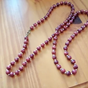 Halsband med röda och guldiga pärlor. - Halsband med röda och guldiga pärlor.