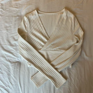 långärmad topp/tröja - kort, vit långärmad med ”v-ringad” hals som går omlott till nederkanten🌸