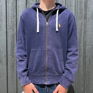 Ralph lauren zip hoodie - |Ralph Lauren zip hoodie.| Skick 8,5/10.| Storlek S, jag är 183cm och sitter bra.| Nypris runt 1500kr.| Finns en jätte jätte liten defekt, kom privat för bild, man tänker aldrig på den defekten.| Dma mig så diskuterar vi!| Mvh, Elton🍾
