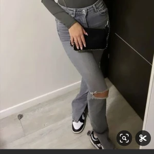Zara gråa jeans  - Fina trendiga zara jesns som inte passaar har i stolek 32 ❤️ köpt för 399❤️oklart med priset gärna ge prisförslag ❤️
