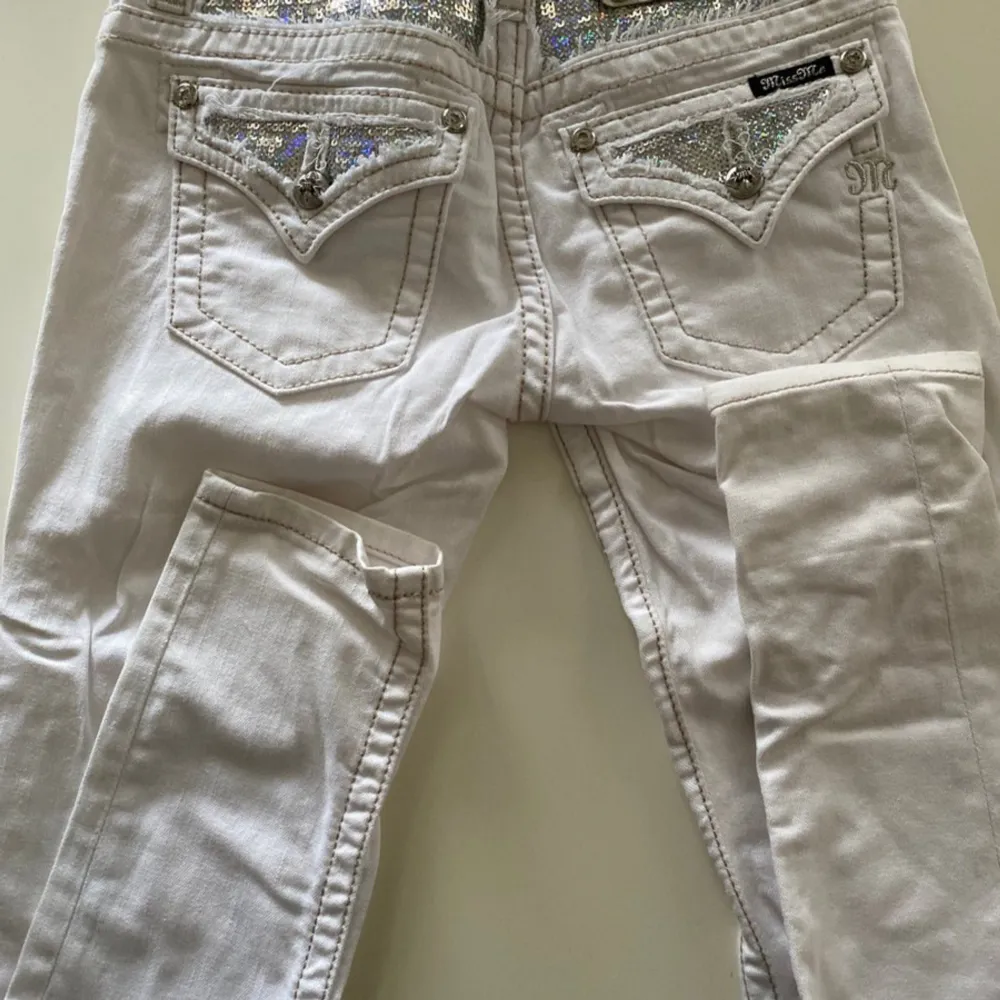  Poulära Y2K jeans från missme. Storlek 26 innerbenet 31. Har flera olika modeller ute. 98%cotton, 2 % elastan. Dessa är aldrig använda, passar perfekt till sommaren. Vita jeans. Jeans & Byxor.