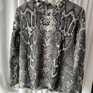 Tröja  - Jättemysig tröja från Gina Tricot. Bra skick. Fler frågor så bara skriv :)