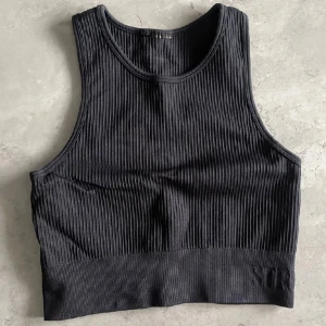 Top Stronger  - Top från Stronger i stl S. Passar XS/S.  Sparsamt använd. 