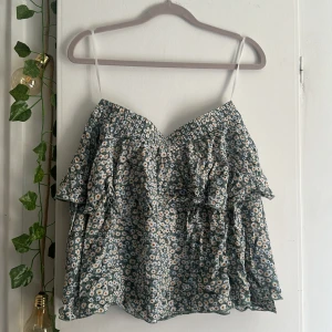 Söt blommig kjol  - Liten resår blommig aldrig använd  