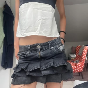 Jeans volang kjol - Säljer denna jätte snygga volang kjol i jeans material som jag har syt om själv från ett par jeans. Midjemått är 36 och längden är 27,5 cm, materialet är strechigt men har också resår sö man kan reglera i midjan 
