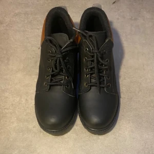 Boots- svarta - Svarta boots med bruna detalje på utsidan. Helt ny och oanvänd dock utan prislapp 