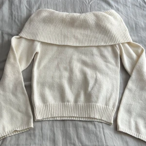 Offshoulderströja - En tight tröja som är offshoulder. Vidare ärm nertill. Cremevit. Storlek XL
