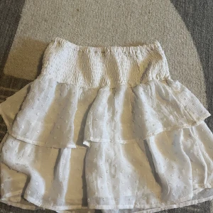 En vit kjol  - Det är en vit kjol, haft på många gånger men ändå i bra skick