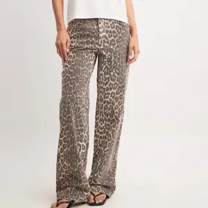 Leopard jeans från NA-KD som aldrig är använda och prislappen är kvar. Säljer pågrund av för stora💗