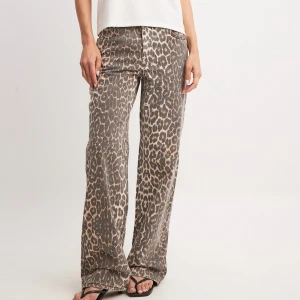 Leopard jeans  - Leopard jeans från NA-KD som aldrig är använda och prislappen är kvar. Säljer pågrund av för stora💗