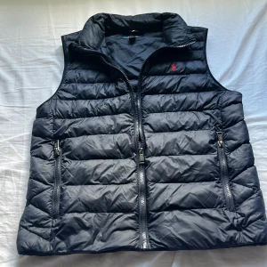 Polo Ralph lauren väst - Hej! Säljer min polo väst den är Perfekt nu till sommaren den har blivit för liten derför säljer ja den, den sitter som xs ungefär. Skicket är 9/10 den är marin blå. Skriv vid frågor eller funderingar priset är ej Huggt i sten! Mvh Kasper 