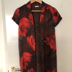 Skjortklänning Ida Sjöstedt - Jättefin skjortklänning/längre kortärmad skjorta från Ida Sjöstedt i silke.