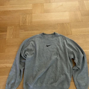 Vintage nike tröja - En vintage nike kofta i mycket bra skick. Som ny.