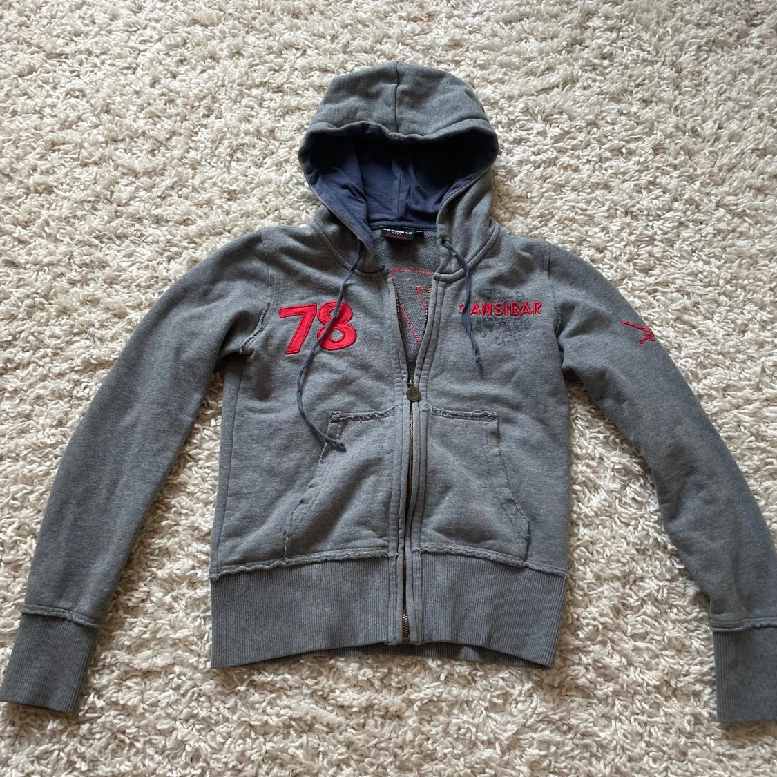 Huvtröja från märket sansibar 