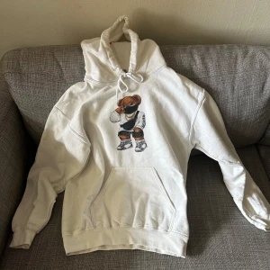 Vit hoodie - Vit hoodie kommer inte ihåg märket. I använt skick i storlek S