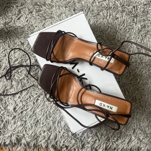 Nakd klackar  - Ett par helt nya klackskor från na kd. Storlek 36. 