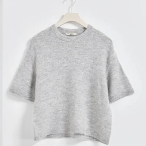 Jättefin stickad tshirt!! - ‼️Intressekoll‼️på min stickade tshirt från Gina tricot🙏🏼så fint skick och passar perfekt nu inför hösten🍂💗pris går att diskutera