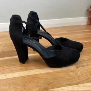 Klackar - Bekväma klackar med täckt tå. Kanske 9cm i höjd. I storlek 40 men jag har 41 i vanligtvis. Använda 2ggr totalt. Har satt dit extra stöd vid hälsenan för att göra det bekvämare(: