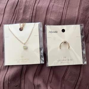 Halsband och ring ifrån lilly and rose båda nypris kostar 698kr, men jag säljer båda för 450kr båda är helt nya och är forfarande i förpackningen och bandet på ringen är justerbart för att passa alla storlekar 