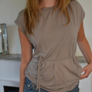 Tröja - Så söt tröja från en gammal H&M kollektion. Den har en ögla på varje sida så man kan knyta där fram eller bak beroende på vilken vibe man känner för! Jag har strl S/M i normala fall som referens