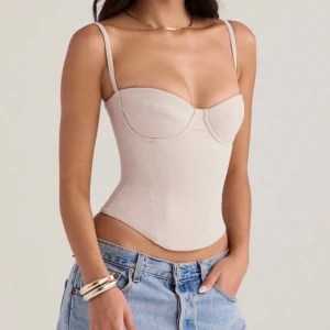 House of Cb korsett - Säljer denna fina house of cb korsett i storlek s och plus cup som tyvärr inte kommer till användning. 