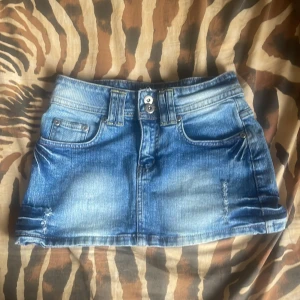 Victoria Beckham kjol - Jätte söt Victoria Beckham mini kjol med kronor på bakfickan. Säljer pga för små. Inga defekter 