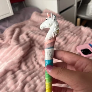 Fin enhörnings penna 💓 - Fin enhörnings penna från Akademibokhandeln ⭐️ Super bra skick ✨ pris kan diskuteras 🫧 bleckpenna 