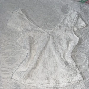  💗🤍Söt broderad tröja/blus 💗🤍 - 💗Den är perfekt till sommaren, och den är helt ny, jag har aldrig använt den 💗
